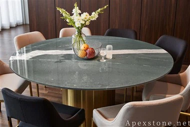 Большие продолговатые зеленые мраморные столешницы